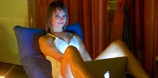 Девушка с ноутбуком эпл